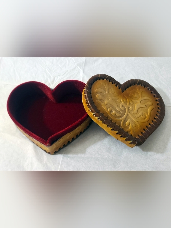 Vintage Heart Shaped Leather Decorative Jewellery Storage Box - Picture 2 of 2